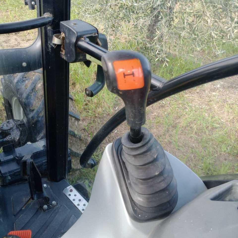 New Holland T 4.55 - Farm tractor: picture 4 New Holland T 4.55 - Farm tractor: picture 4