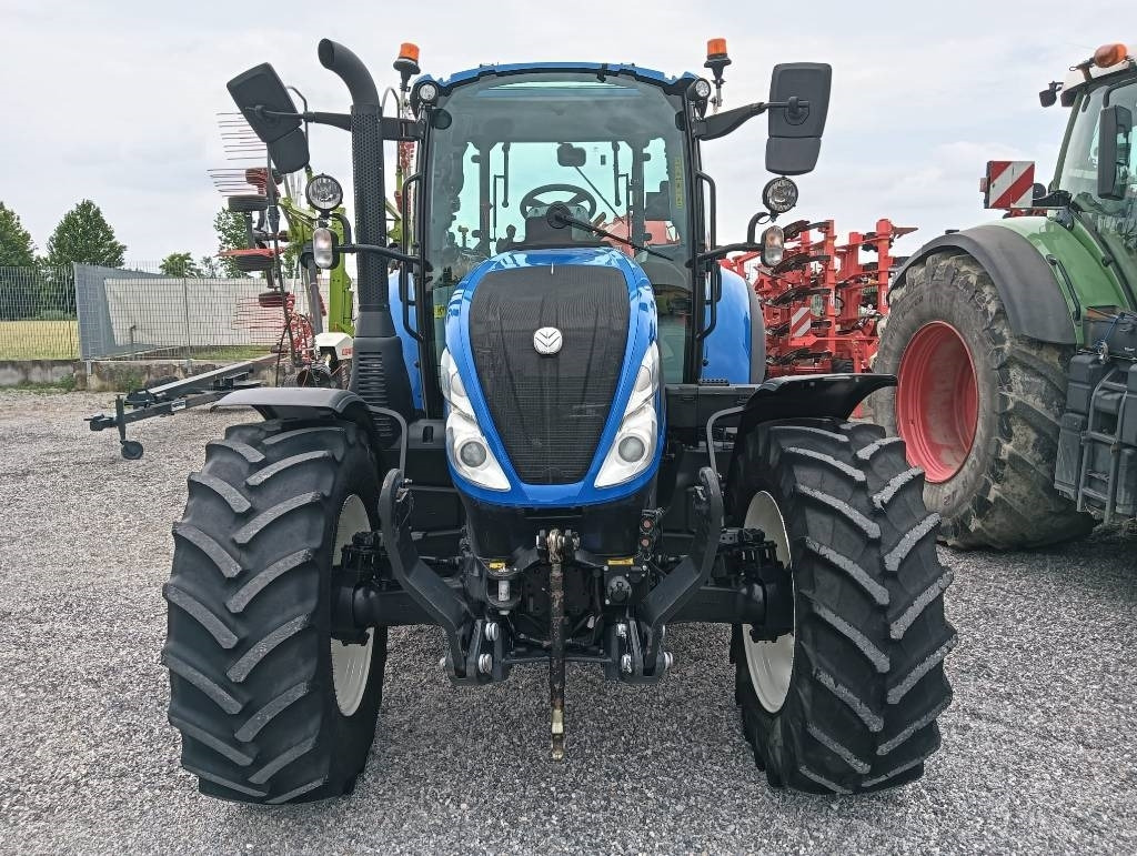 New Holland T 5.120 - Farm tractor: picture 2 New Holland T 5.120 - Farm tractor: picture 2
