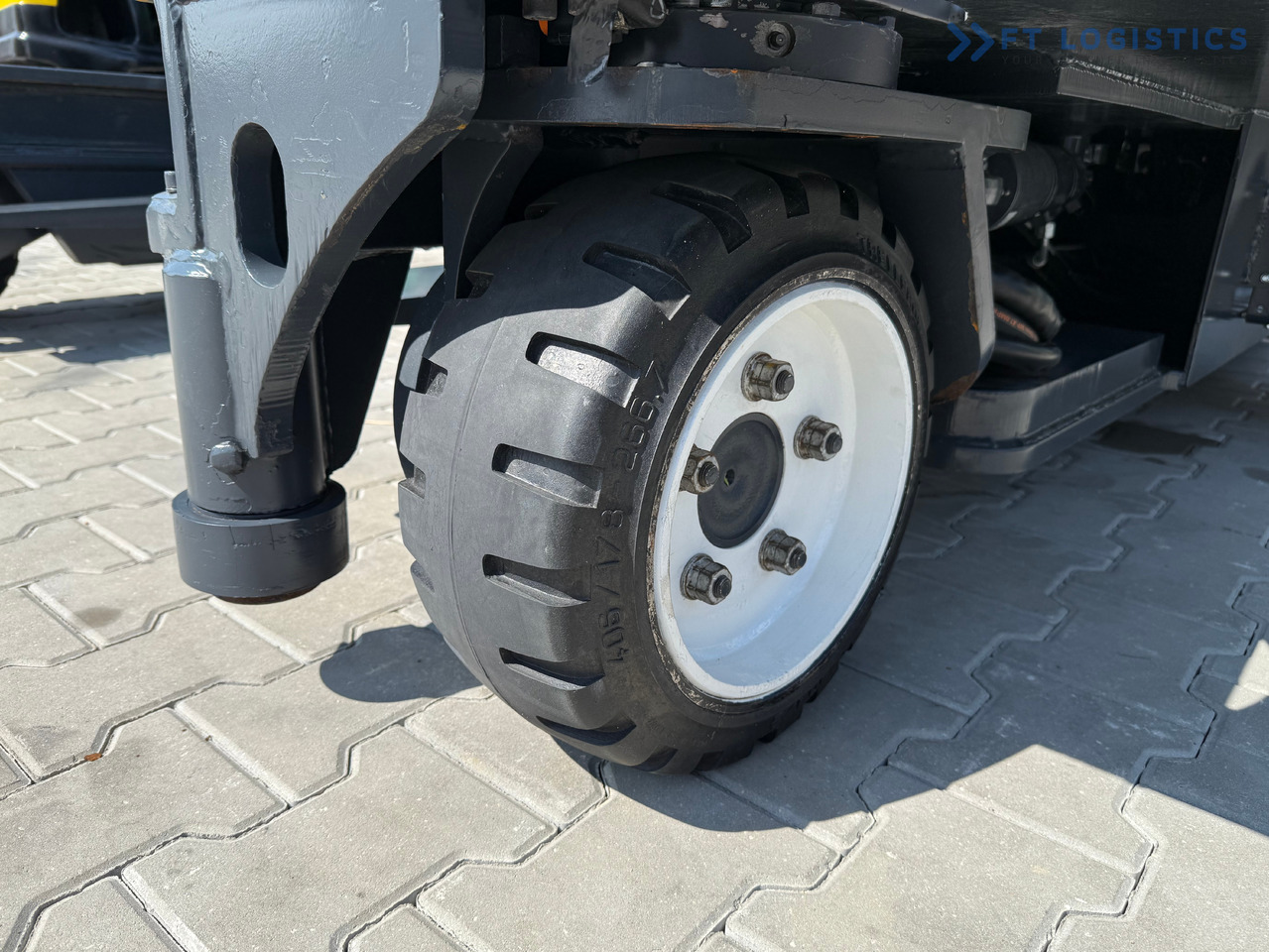 COMBILIFT C5000E / ELECTRIC / TRIPLEX 8300MM / FULL FREE LIFT / WIDE POSITIONER / FORK SIDESHIFT / BATTERY LIKE NEW - 4-way reach truck: picture 3 COMBILIFT C5000E / ELECTRIC / TRIPLEX 8300MM / FULL FREE LIFT / WIDE POSITIONER / FORK SIDESHIFT / BATTERY LIKE NEW - 4-way reach truck: picture 3