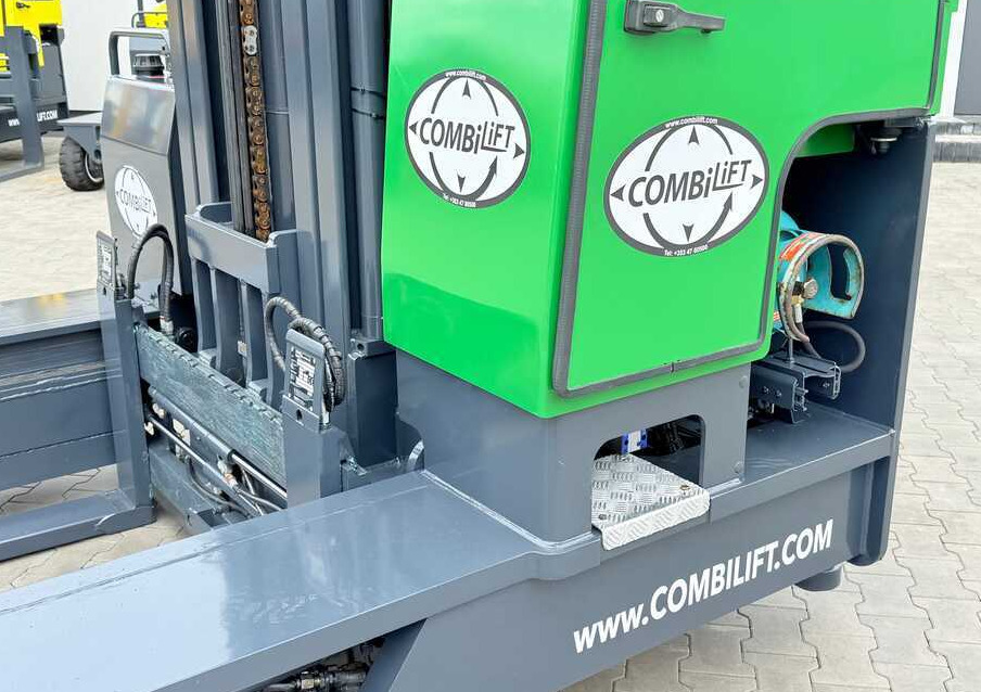 Combilift C4000 / GAS / TRIPLEX - 9300MM / FREE-LIFT / POSITIONER / LIKE NEW - 4-way reach truck: picture 3 Combilift C4000 / GAS / TRIPLEX - 9300MM / FREE-LIFT / POSITIONER / LIKE NEW - 4-way reach truck: picture 3