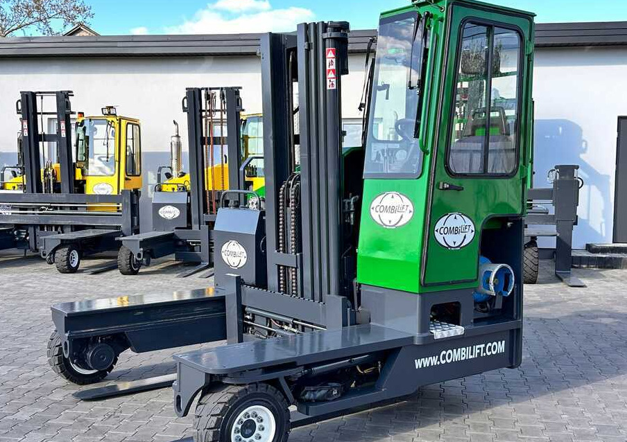 Combilift C4000 / TRIPLEX / 4900MM / GAS / FREE LIFT / FORK SIDE SHIFT / LIKE NEW - 4-way reach truck: picture 1 Combilift C4000 / TRIPLEX / 4900MM / GAS / FREE LIFT / FORK SIDE SHIFT / LIKE NEW - 4-way reach truck: picture 1