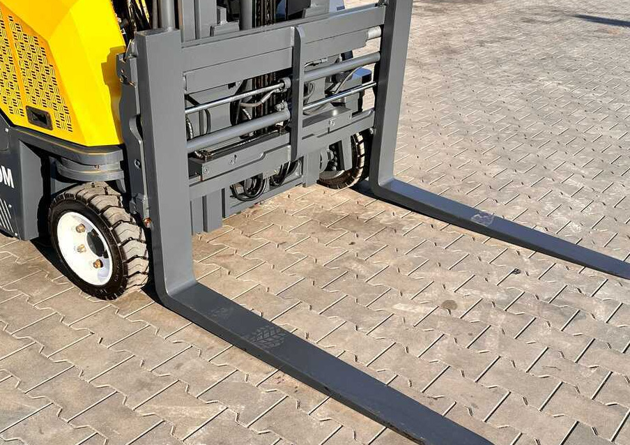 Combilift CB3000 / LPG / DUPLEX / 4000MM / FREE LIFT / NEW BAND TIRES / LIKE NEW - 4-way reach truck: picture 4 Combilift CB3000 / LPG / DUPLEX / 4000MM / FREE LIFT / NEW BAND TIRES / LIKE NEW - 4-way reach truck: picture 4