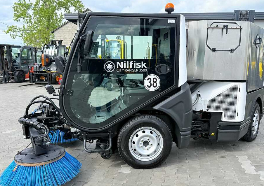 Road sweeper Nilfisk Nilfisk City Ranger 3500 – Articulated Municipal Sweeper | Year 2017 | On: picture 36