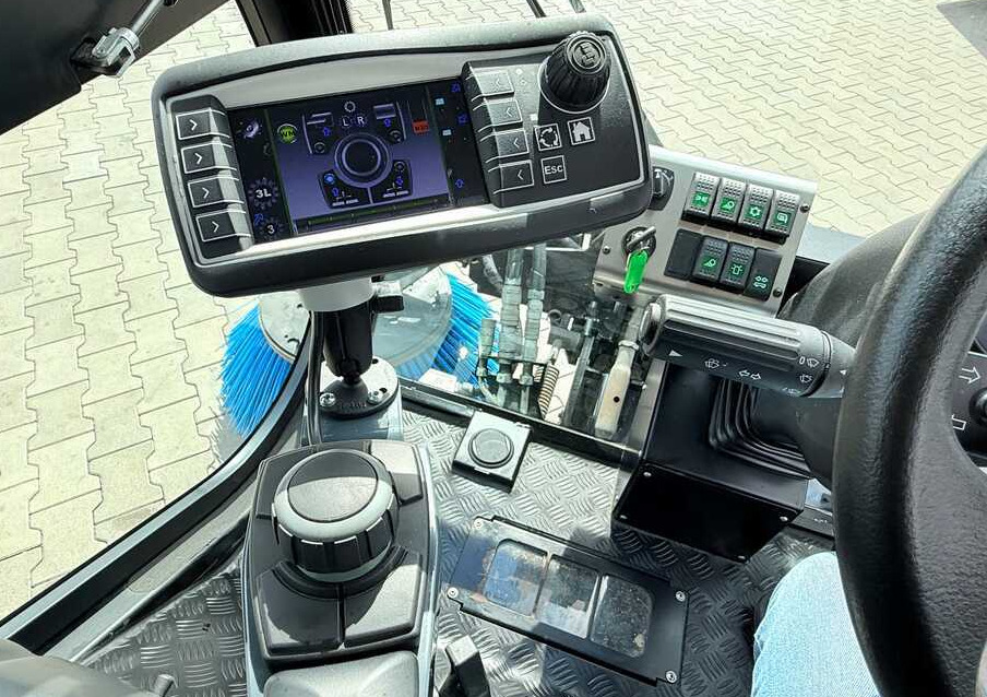 Road sweeper Nilfisk Nilfisk City Ranger 3500 – Articulated Municipal Sweeper | Year 2017 | On: picture 27