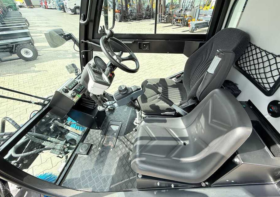 Road sweeper Nilfisk Nilfisk City Ranger 3500 – Articulated Municipal Sweeper | Year 2017 | On: picture 17