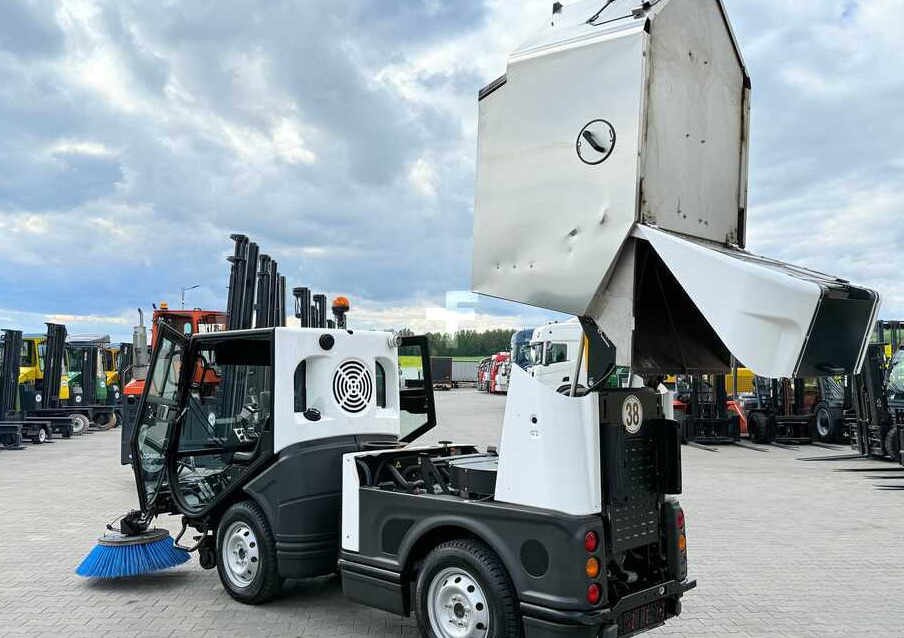 Road sweeper Nilfisk Nilfisk City Ranger 3500 – Articulated Municipal Sweeper | Year 2017 | On: picture 32