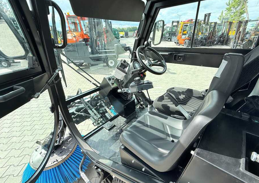 Road sweeper Nilfisk Nilfisk City Ranger 3500 – Articulated Municipal Sweeper | Year 2017 | On: picture 16