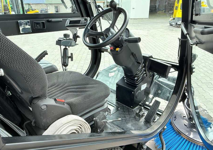 Road sweeper Nilfisk Nilfisk City Ranger 3500 – Articulated Municipal Sweeper | Year 2017 | On: picture 21
