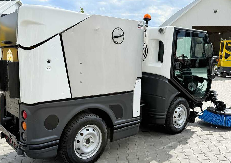 Road sweeper Nilfisk Nilfisk City Ranger 3500 – Articulated Municipal Sweeper | Year 2017 | On: picture 11