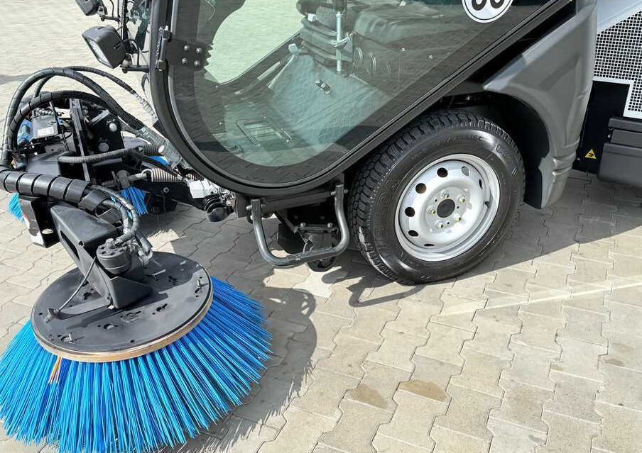 Nilfisk Nilfisk City Ranger 3500 – Articulated Municipal Sweeper | Year 2017 | On - Road sweeper: picture 3 Nilfisk Nilfisk City Ranger 3500 – Articulated Municipal Sweeper | Year 2017 | On - Road sweeper: picture 3
