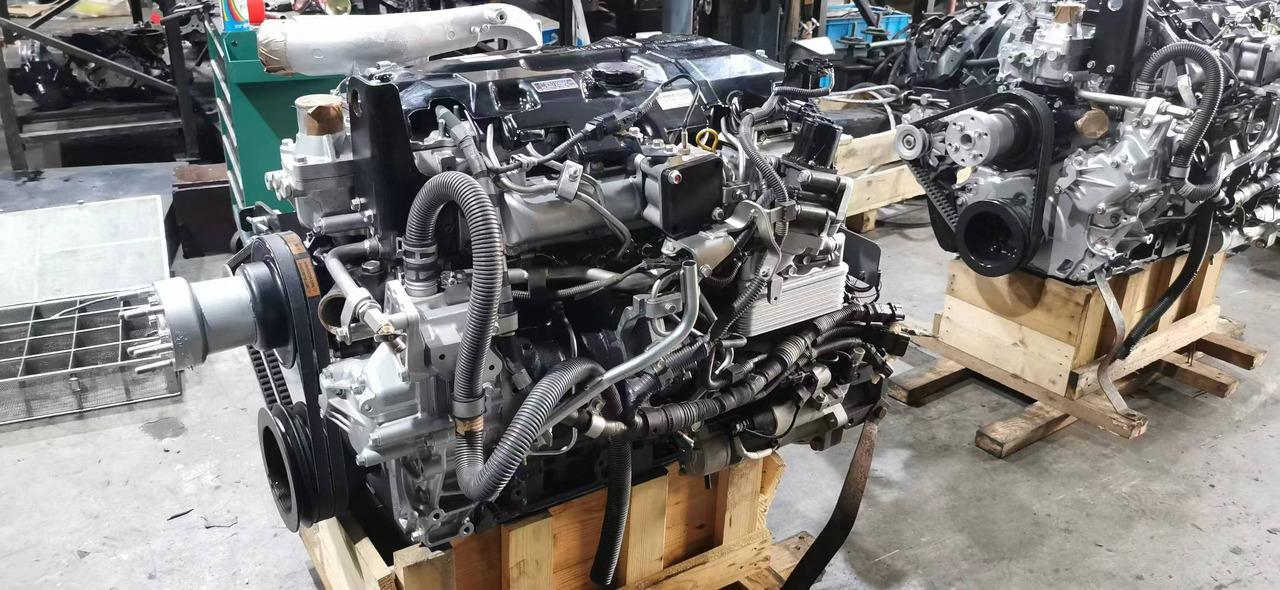 MITSUBISHI 4M50 - Engine for Excavator: picture 1 MITSUBISHI 4M50 - Engine for Excavator: picture 1