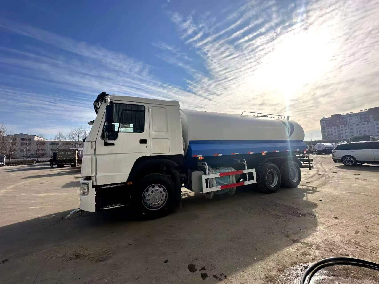 SINOTRUK HOWO 371 20 cubic meter  sprinkler - Container transporter/ Swap body truck: picture 4 SINOTRUK HOWO 371 20 cubic meter  sprinkler - Container transporter/ Swap body truck: picture 4