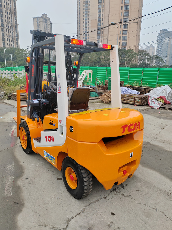 TCM FGZN30 - Diesel forklift: picture 2 TCM FGZN30 - Diesel forklift: picture 2