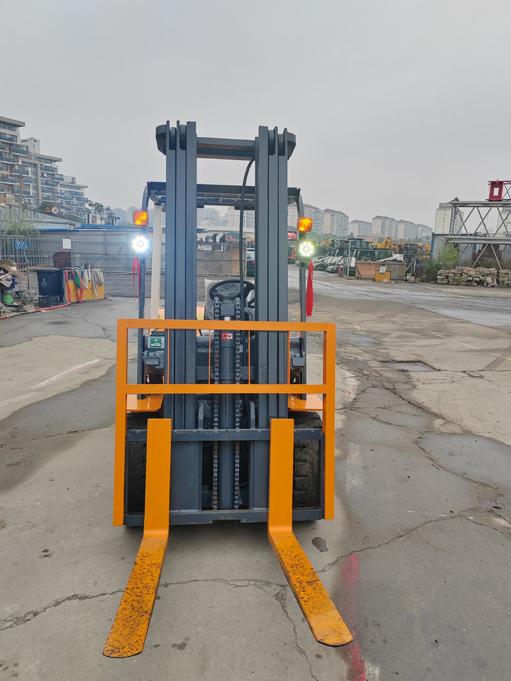 TCM FGZN30 - Diesel forklift: picture 3 TCM FGZN30 - Diesel forklift: picture 3