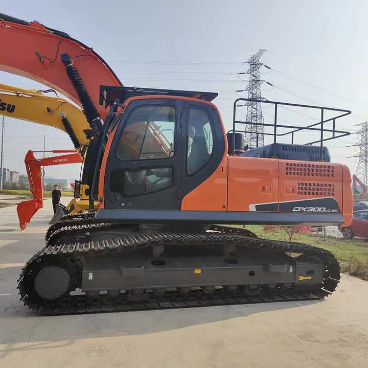 Korea Made Doosan Digger Dx300lc Doosan Used Machinery Excavator , Doosan Dx220 Dx300 Dx200 - Excavator: picture 1 Korea Made Doosan Digger Dx300lc Doosan Used Machinery Excavator , Doosan Dx220 Dx300 Dx200 - Excavator: picture 1