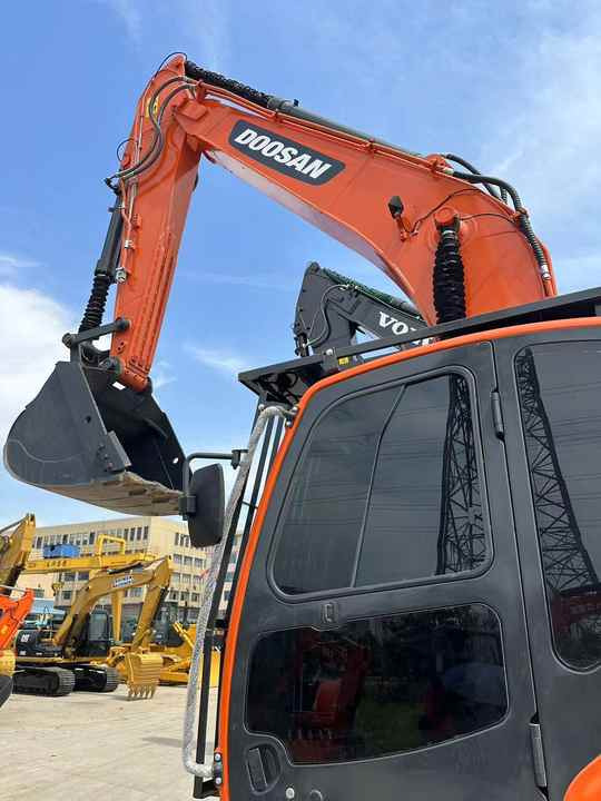 Used Digger DOOSAN DX300 Construction Machinery Construction Digger Used DOOSAN DX300 Cheap Excavator - Crawler excavator: picture 2 Used Digger DOOSAN DX300 Construction Machinery Construction Digger Used DOOSAN DX300 Cheap Excavator - Crawler excavator: picture 2