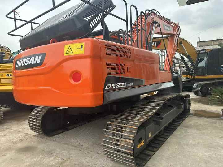 Used Digger DOOSAN DX300 Construction Machinery Construction Digger Used DOOSAN DX300 Cheap Excavator - Crawler excavator: picture 2 Used Digger DOOSAN DX300 Construction Machinery Construction Digger Used DOOSAN DX300 Cheap Excavator - Crawler excavator: picture 2