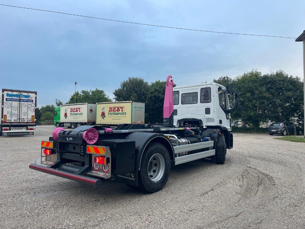 IVECO EUROCARGO 180K32 SCARRABILE NUOVO - Hook lift truck: picture 4 IVECO EUROCARGO 180K32 SCARRABILE NUOVO - Hook lift truck: picture 4