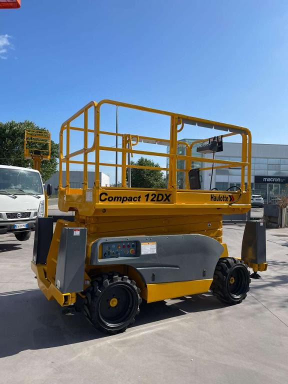 Haulotte COMPACT 12DX - Scissor lift: picture 3 Haulotte COMPACT 12DX - Scissor lift: picture 3