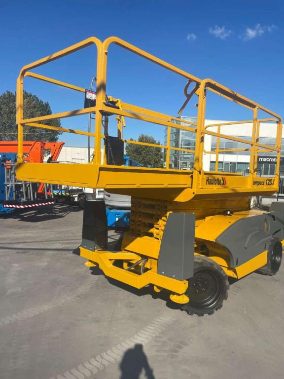 Haulotte COMPACT 12DX - Scissor lift: picture 2 Haulotte COMPACT 12DX - Scissor lift: picture 2