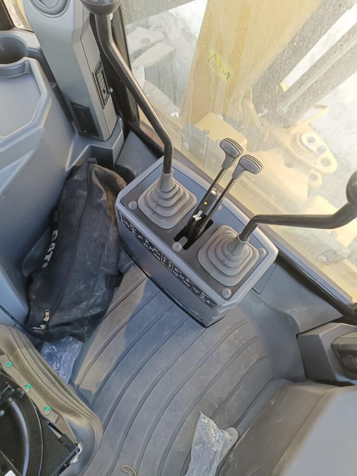 New Backhoe loader New Caterpillar 424 backhoe loader: picture 10