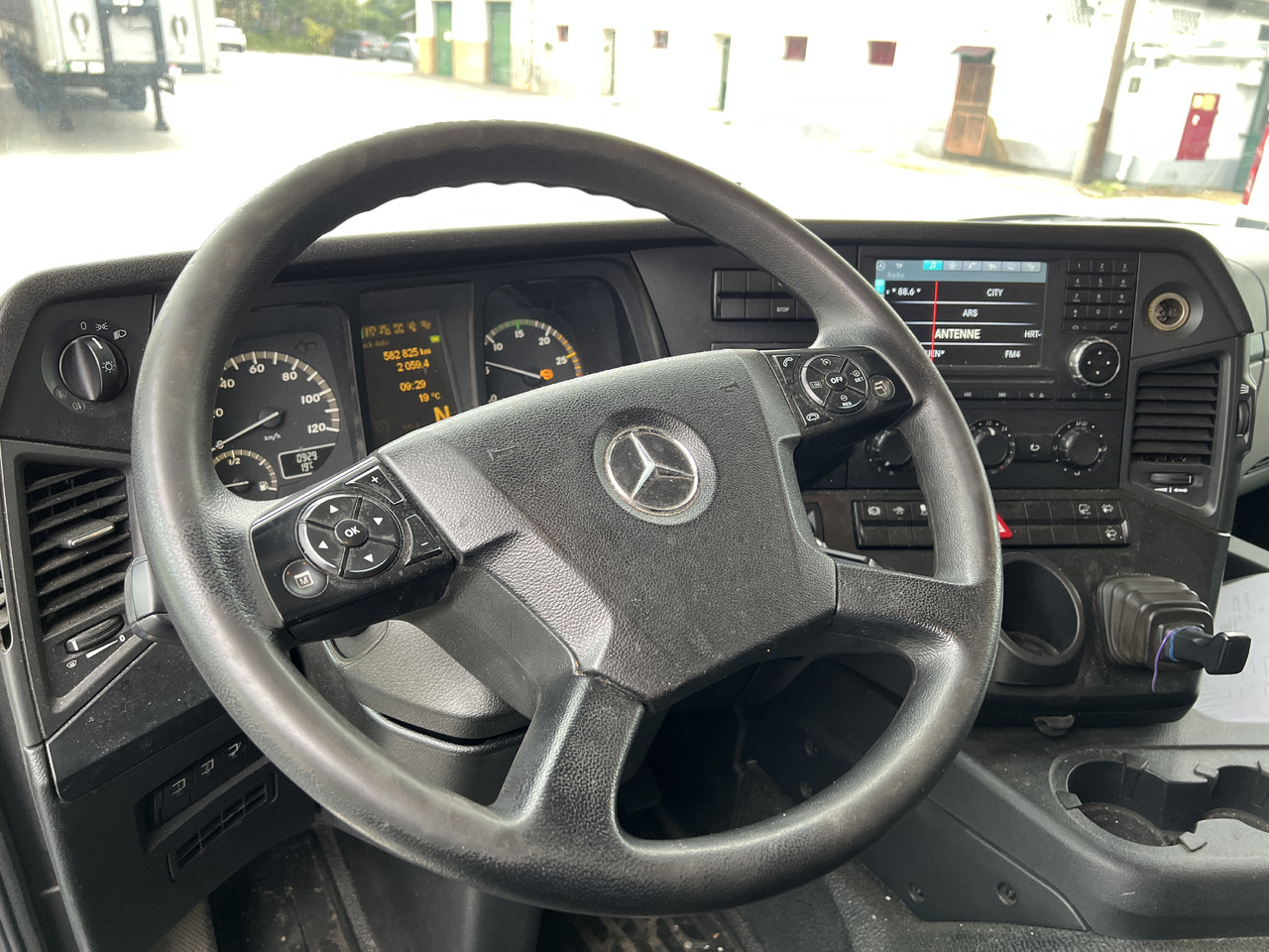 Beverage truck for transportation of drinks MERCEDES-BENZ ANTOS 18.30 L automatische Seitenladung | LBW | Klima | Tempomat: picture 23 Beverage truck for transportation of drinks MERCEDES-BENZ ANTOS 18.30 L automatische Seitenladung | LBW | Klima | Tempomat: picture 23