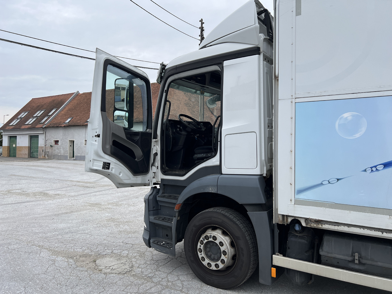 Beverage truck for transportation of drinks MERCEDES-BENZ ANTOS 18.30 L automatische Seitenladung | LBW | Klima | Tempomat: picture 18 Beverage truck for transportation of drinks MERCEDES-BENZ ANTOS 18.30 L automatische Seitenladung | LBW | Klima | Tempomat: picture 18