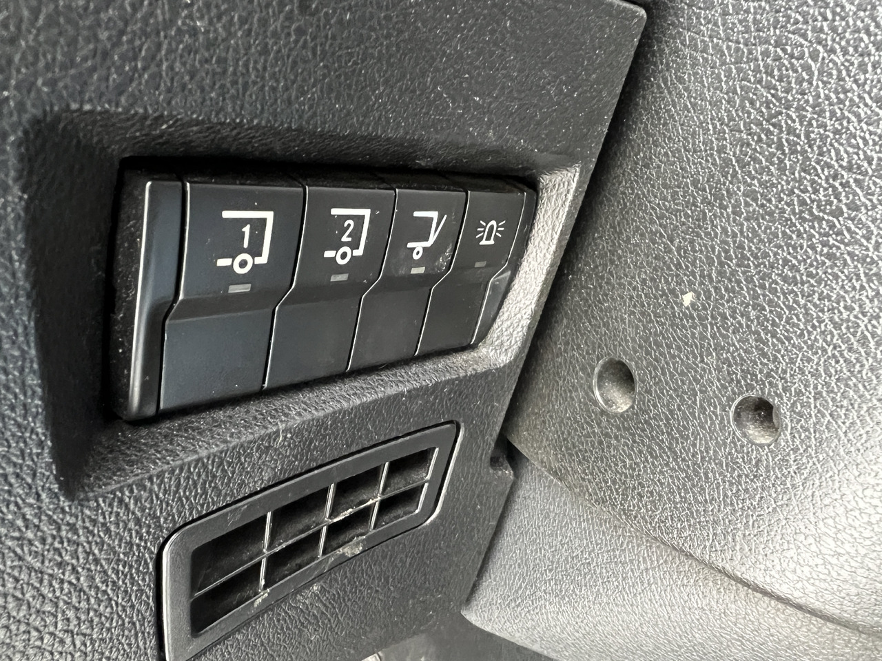 Beverage truck for transportation of drinks MERCEDES-BENZ ANTOS 18.30 L automatische Seitenladung | LBW | Klima | Tempomat: picture 27 Beverage truck for transportation of drinks MERCEDES-BENZ ANTOS 18.30 L automatische Seitenladung | LBW | Klima | Tempomat: picture 27