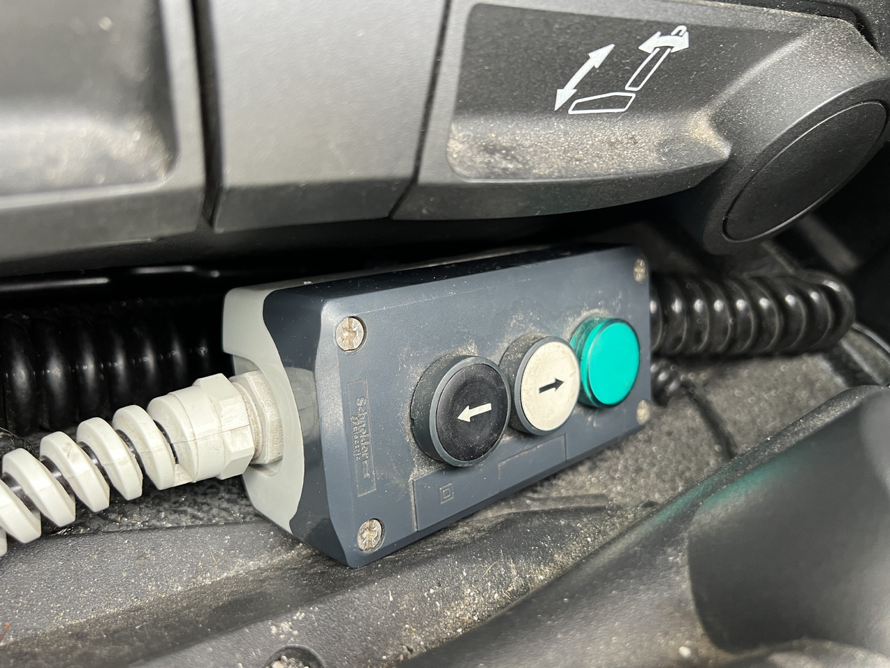 Beverage truck for transportation of drinks MERCEDES-BENZ ANTOS 18.30 L automatische Seitenladung | LBW | Klima | Tempomat: picture 22 Beverage truck for transportation of drinks MERCEDES-BENZ ANTOS 18.30 L automatische Seitenladung | LBW | Klima | Tempomat: picture 22