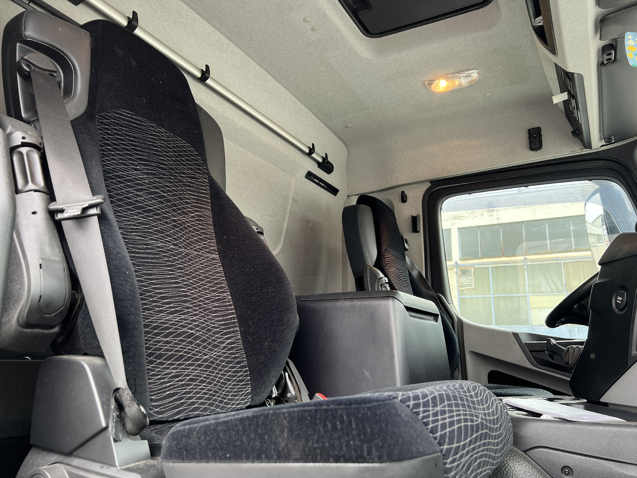 Beverage truck for transportation of drinks MERCEDES-BENZ ANTOS 18.30 L automatische Seitenladung | LBW | Klima | Tempomat: picture 31 Beverage truck for transportation of drinks MERCEDES-BENZ ANTOS 18.30 L automatische Seitenladung | LBW | Klima | Tempomat: picture 31