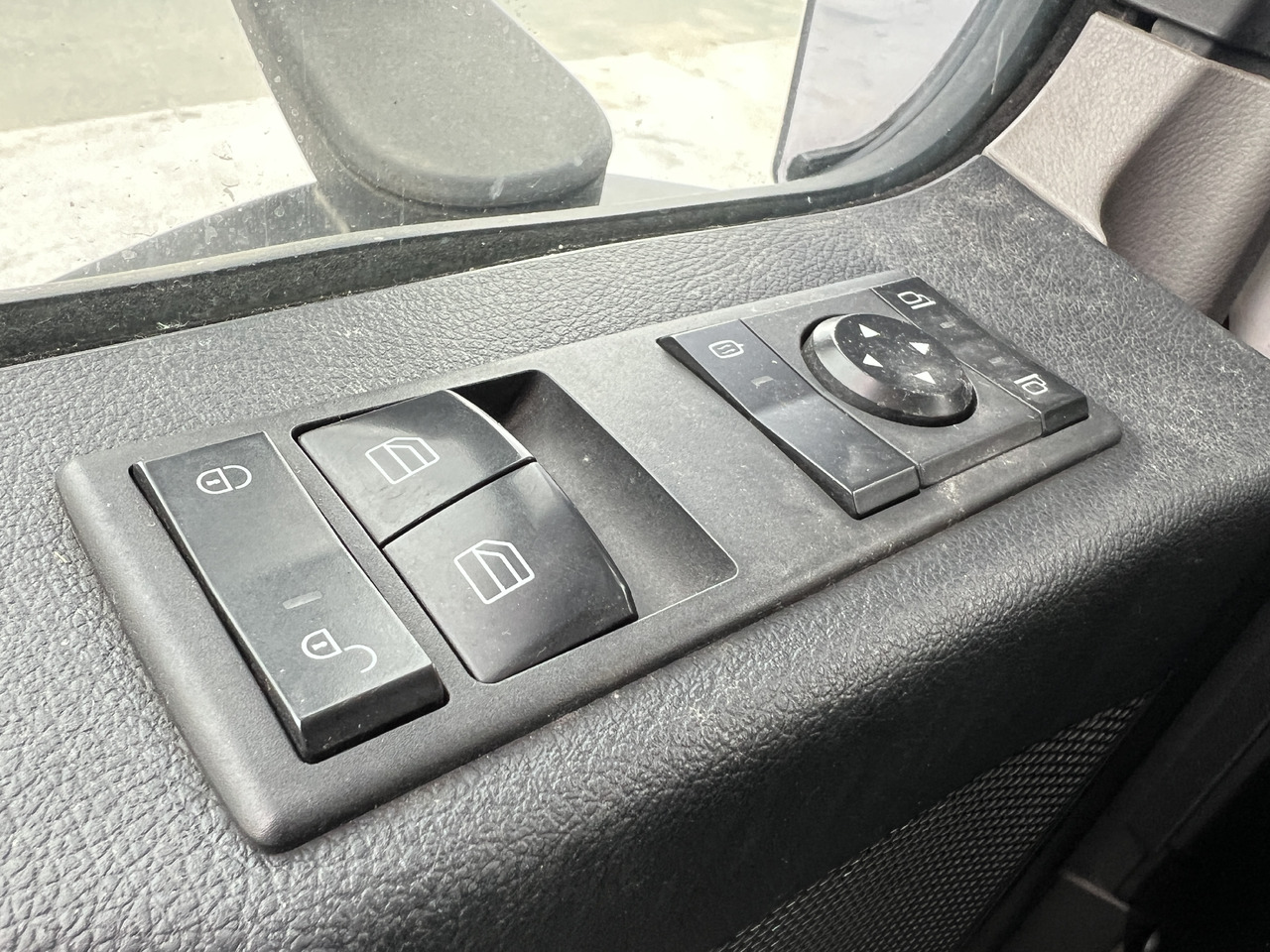 Beverage truck for transportation of drinks MERCEDES-BENZ ANTOS 18.30 L automatische Seitenladung | LBW | Klima | Tempomat: picture 28 Beverage truck for transportation of drinks MERCEDES-BENZ ANTOS 18.30 L automatische Seitenladung | LBW | Klima | Tempomat: picture 28