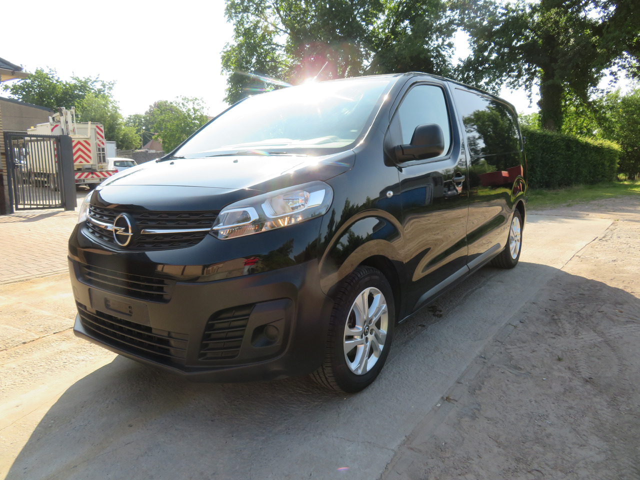 OPEL Vivaro 2.0 Turbo - L2H1 - Small van: picture 3 OPEL Vivaro 2.0 Turbo - L2H1 - Small van: picture 3
