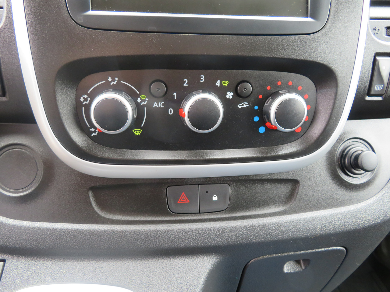 Small van Renault Trafic 2.0dCi Grand Confort - L2H1: picture 12