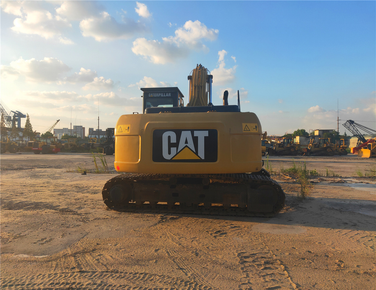 Crawler excavator CATERPILLAR Crawler Excavator 325D  Good Condition: picture 6