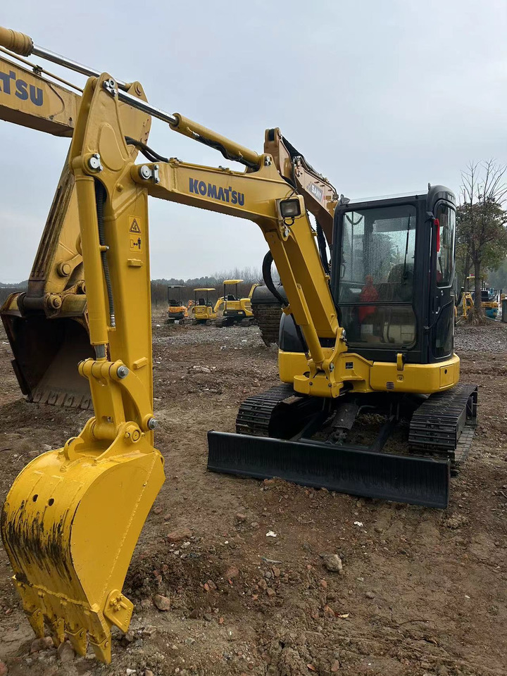 KOMATSU Mini Excavator PC40 With Enclosed Cab - Mini excavator: picture 1 KOMATSU Mini Excavator PC40 With Enclosed Cab - Mini excavator: picture 1