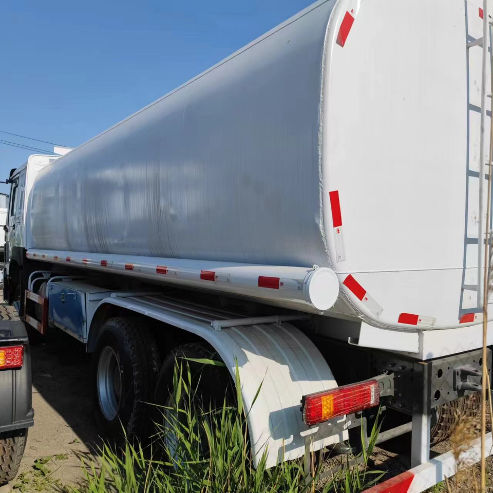 SINOTRUK HOWO 371 - Tank truck: picture 5 SINOTRUK HOWO 371 - Tank truck: picture 5