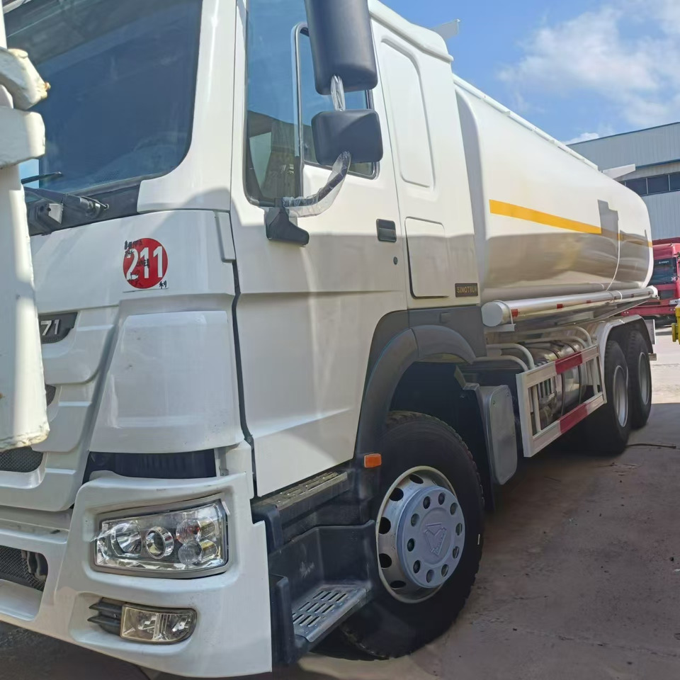 SINOTRUK HOWO 371 - Tank truck: picture 1 SINOTRUK HOWO 371 - Tank truck: picture 1