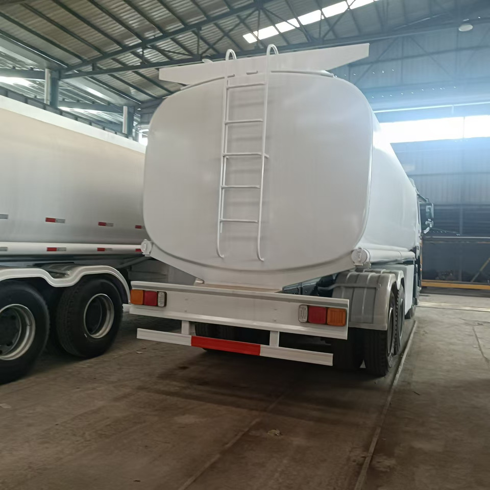 SINOTRUK HOWO 371 - Tank truck: picture 5 SINOTRUK HOWO 371 - Tank truck: picture 5