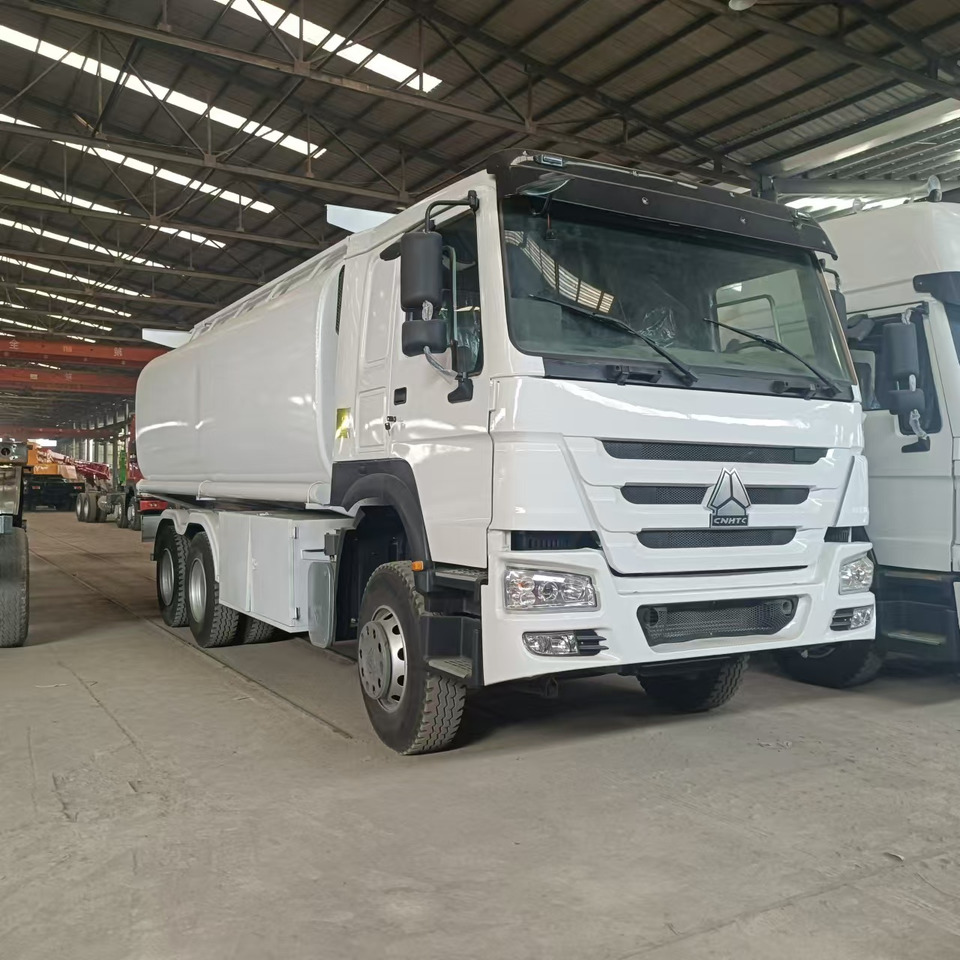 SINOTRUK HOWO 371 - Tank truck: picture 2 SINOTRUK HOWO 371 - Tank truck: picture 2
