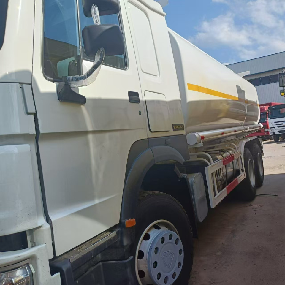 SINOTRUK HOWO 371 - Tank truck: picture 3 SINOTRUK HOWO 371 - Tank truck: picture 3