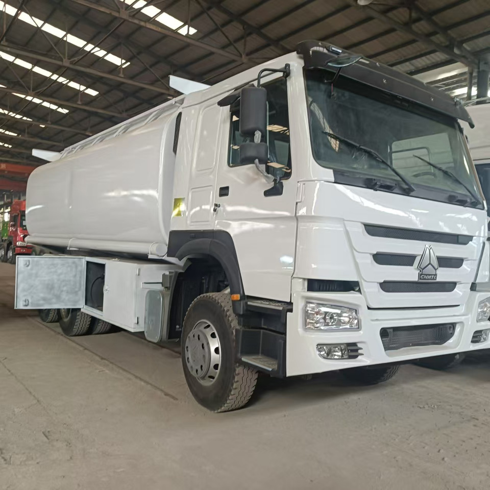 SINOTRUK HOWO 371 - Tank truck: picture 3 SINOTRUK HOWO 371 - Tank truck: picture 3