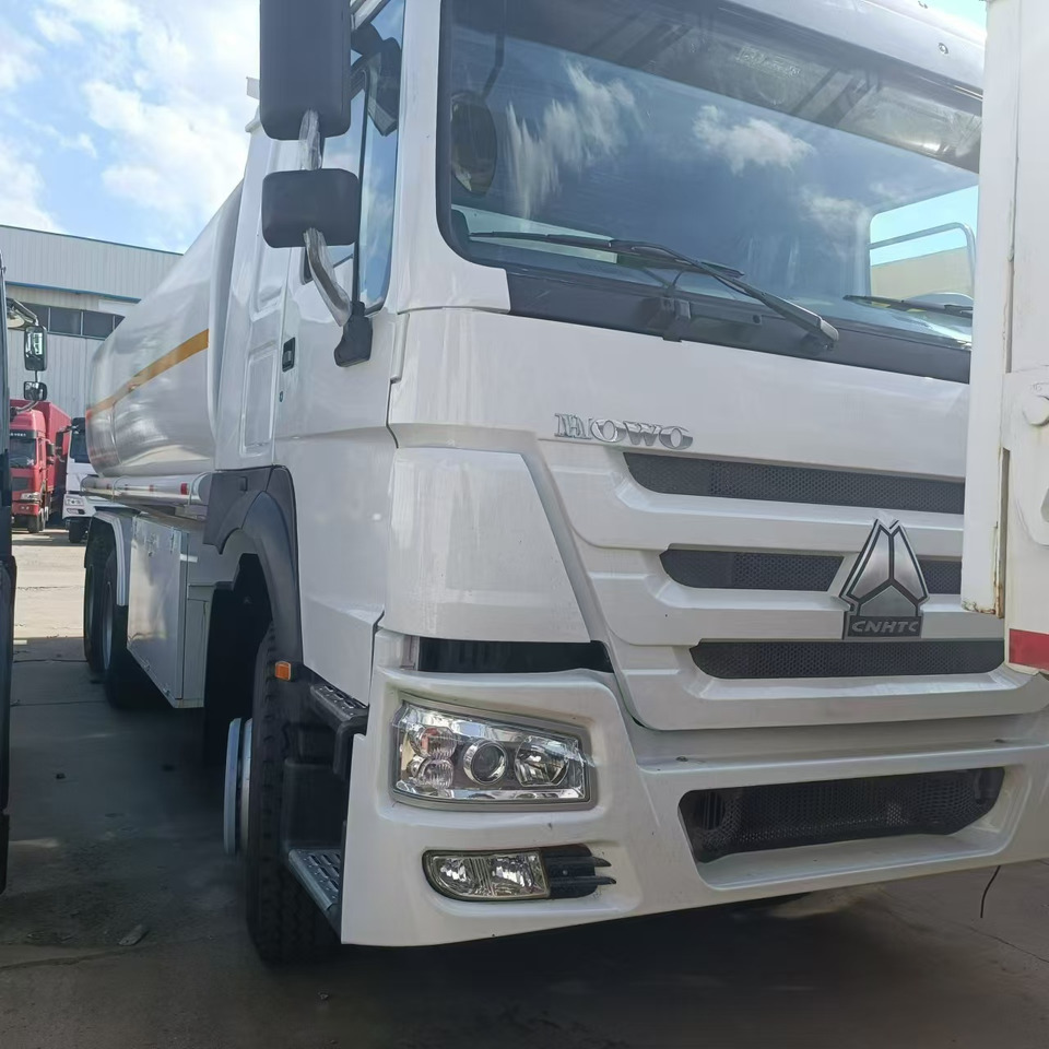 SINOTRUK HOWO 371 - Tank truck: picture 2 SINOTRUK HOWO 371 - Tank truck: picture 2