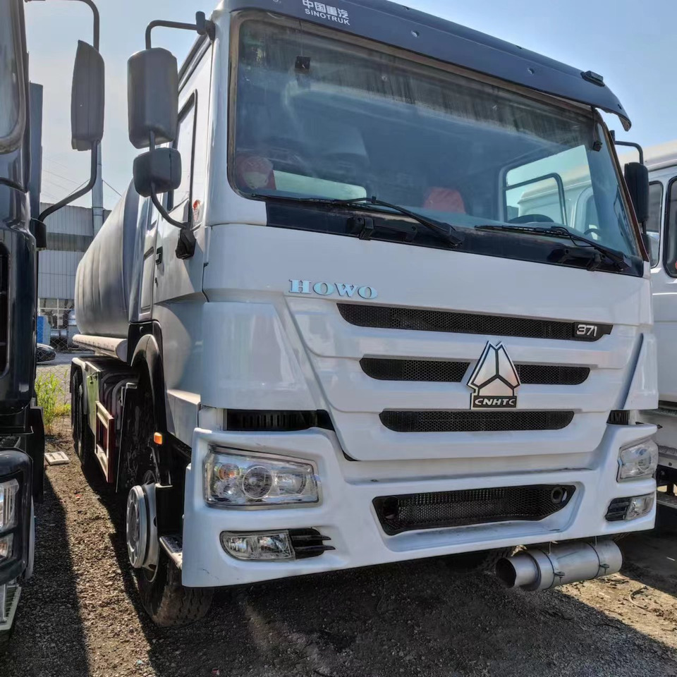 SINOTRUK HOWO 371 - Tank truck: picture 2 SINOTRUK HOWO 371 - Tank truck: picture 2