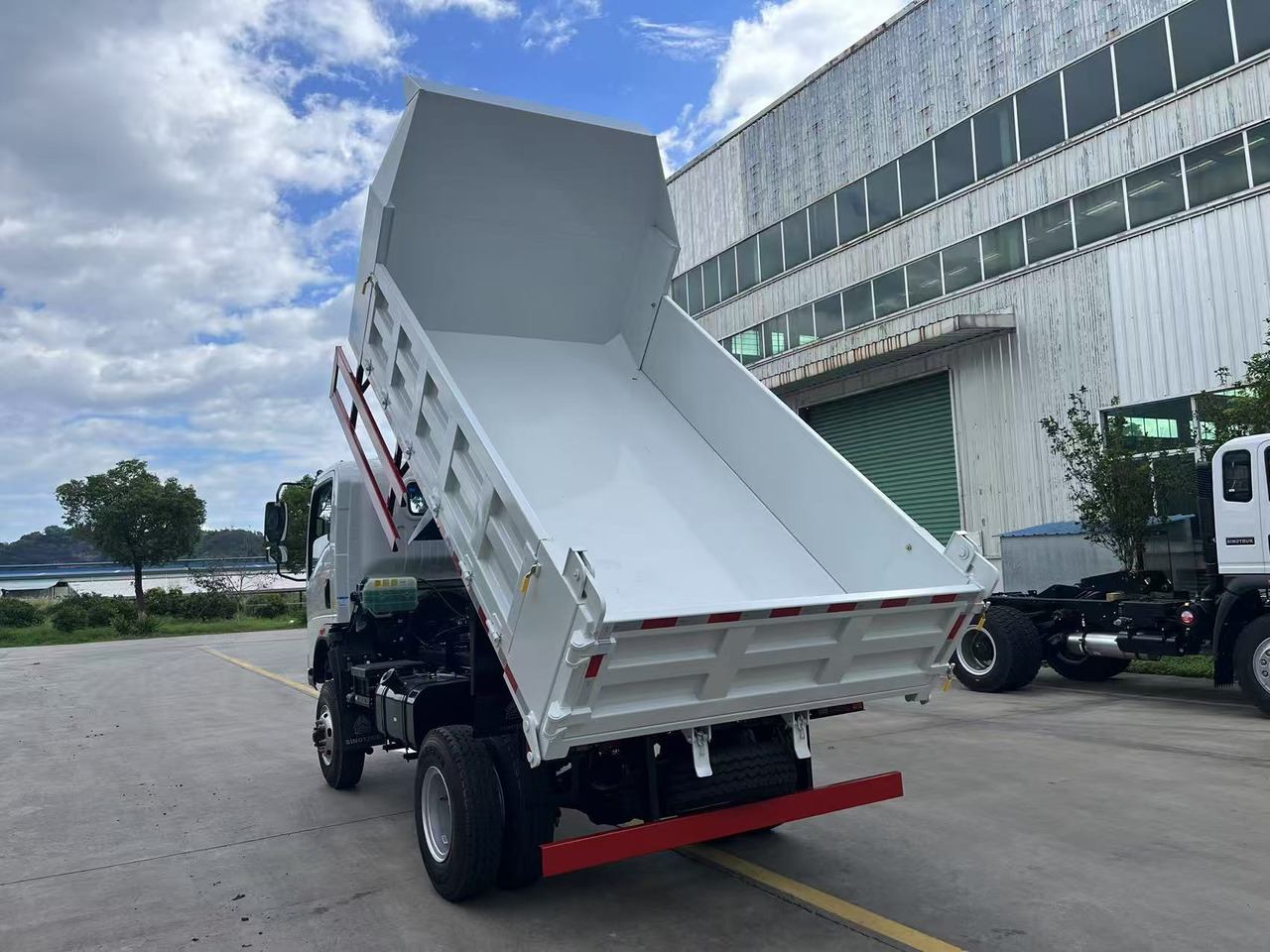 Tipper SINOTRUK HOWO 4x2 Dump Truck Click Here for Discount: picture 7