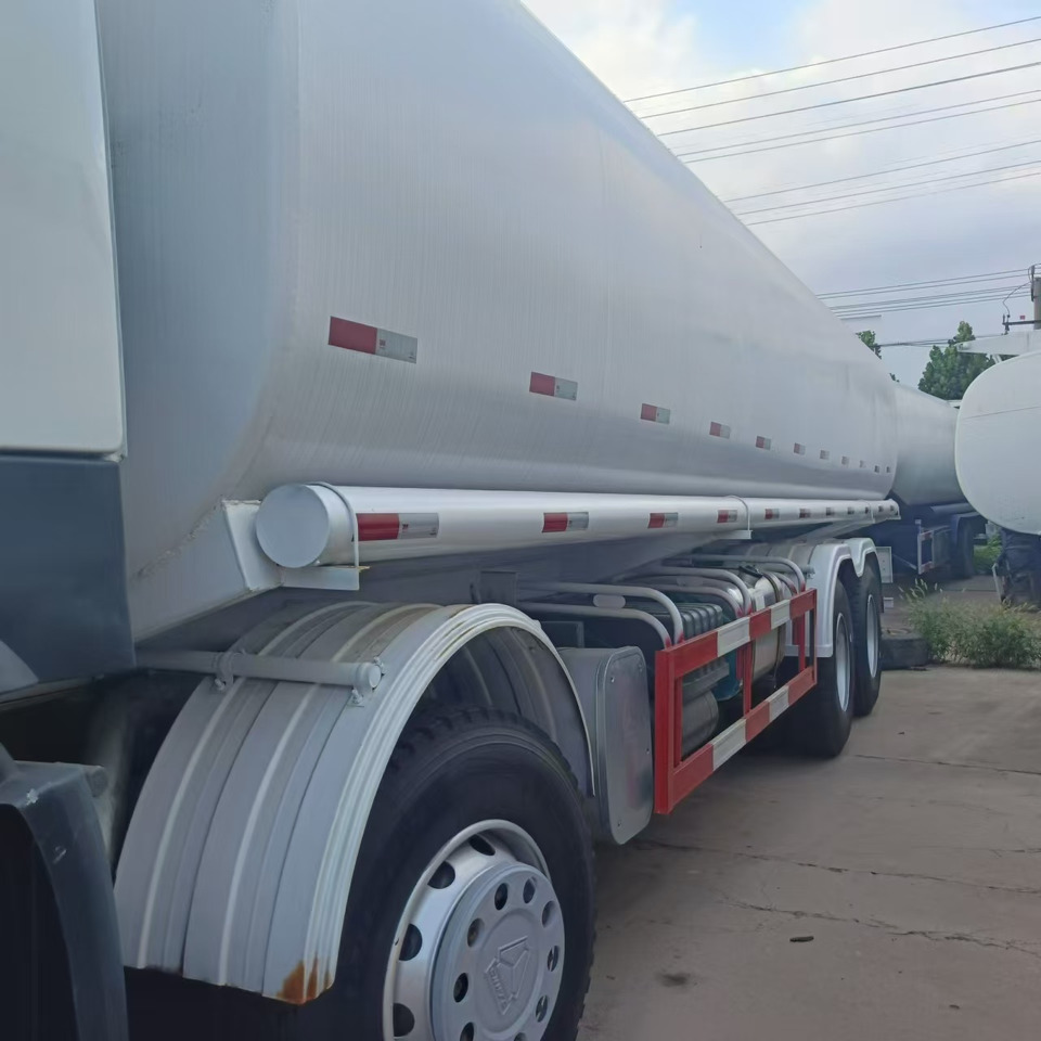 SINOTRUK Howo 371 Fuel Tanker Click Here For DISCOUNT - Tank truck: picture 3 SINOTRUK Howo 371 Fuel Tanker Click Here For DISCOUNT - Tank truck: picture 3