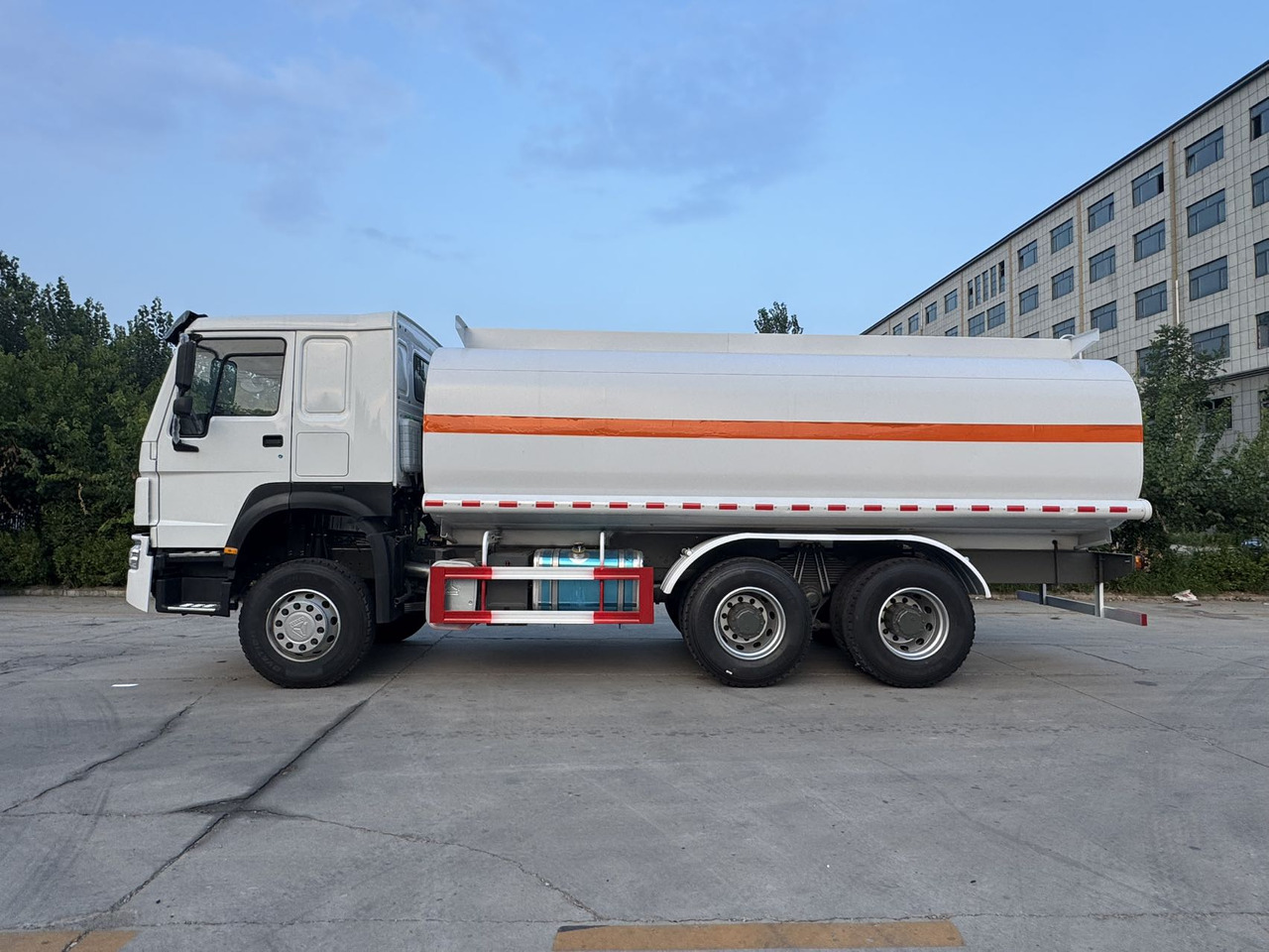 SINOTRUK Howo Fuel Tanker Click Here For DISCOUNT - Tank truck: picture 3 SINOTRUK Howo Fuel Tanker Click Here For DISCOUNT - Tank truck: picture 3