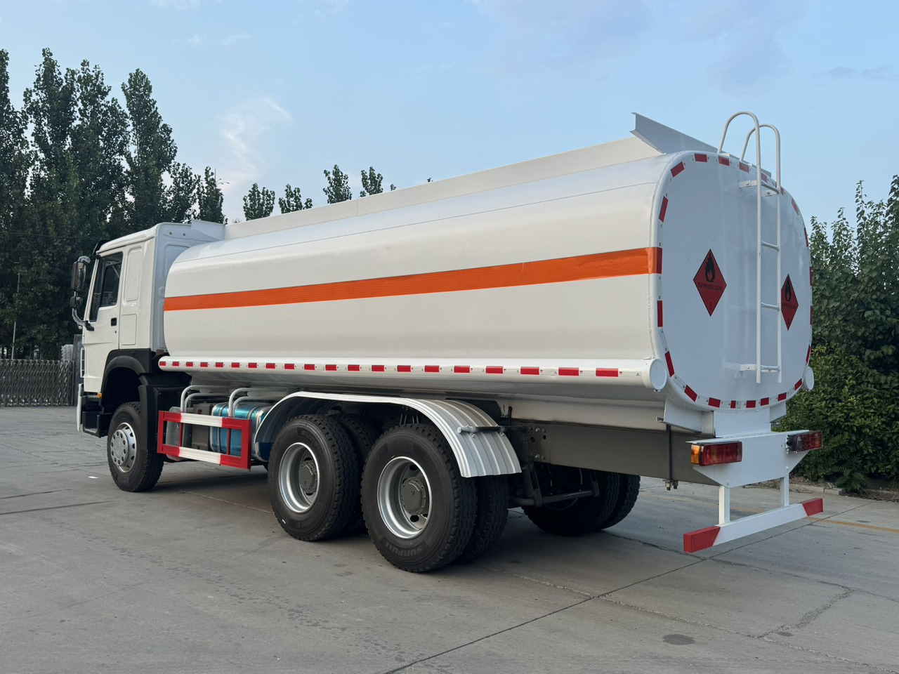 SINOTRUK Howo Fuel Tanker Click Here For DISCOUNT - Tank truck: picture 2 SINOTRUK Howo Fuel Tanker Click Here For DISCOUNT - Tank truck: picture 2