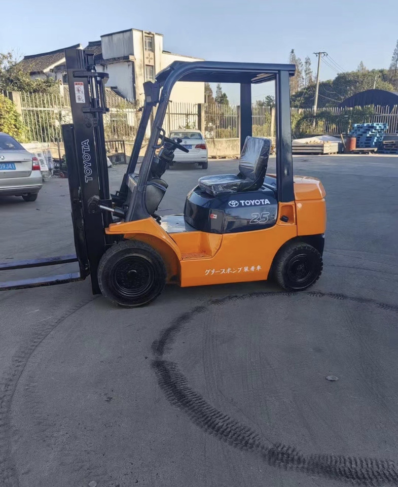 TOYOTA 2.5ton Forklift Click for Discount - Diesel forklift: picture 3 TOYOTA 2.5ton Forklift Click for Discount - Diesel forklift: picture 3