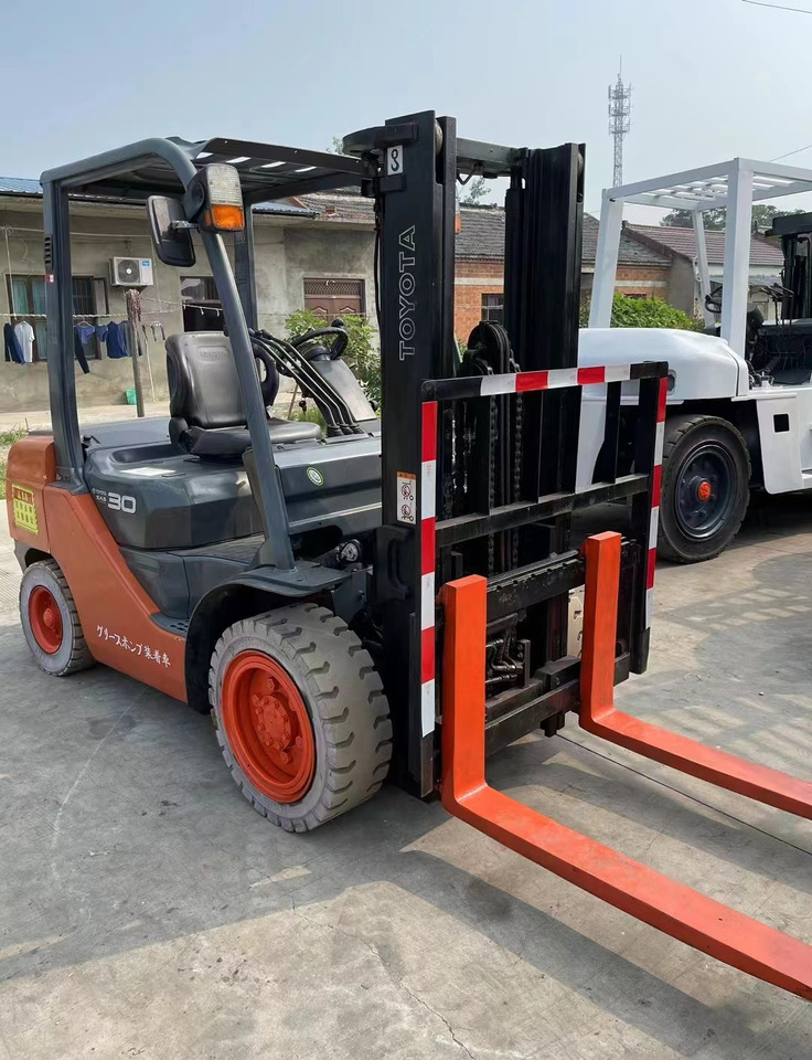 TOYOTA 3Ton Forklift Click for Discount - Diesel forklift: picture 2 TOYOTA 3Ton Forklift Click for Discount - Diesel forklift: picture 2
