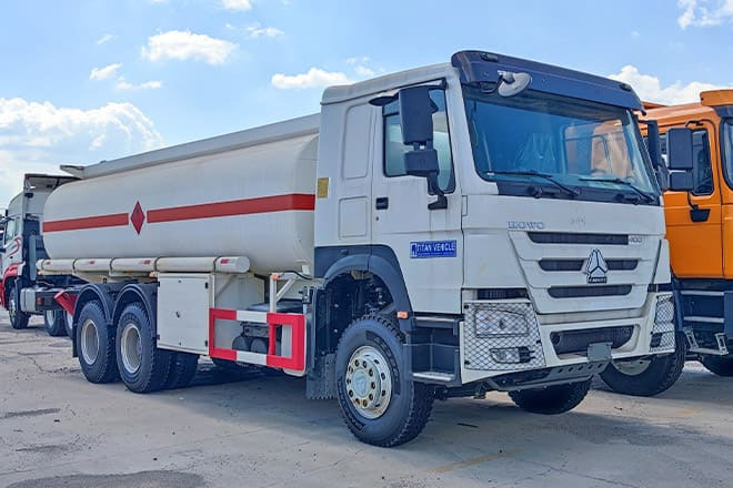 SINOTRUK Howo 400 Diesel Tanker Truck for Sale in Nigeria - Tank truck: picture 1 SINOTRUK Howo 400 Diesel Tanker Truck for Sale in Nigeria - Tank truck: picture 1